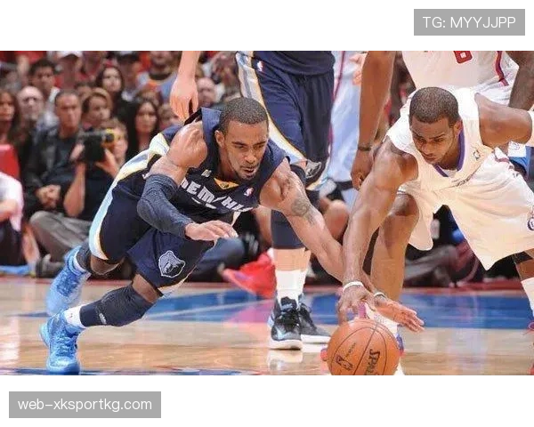 康利挡拆牵制对方内线 比上季更能拉开外线空间