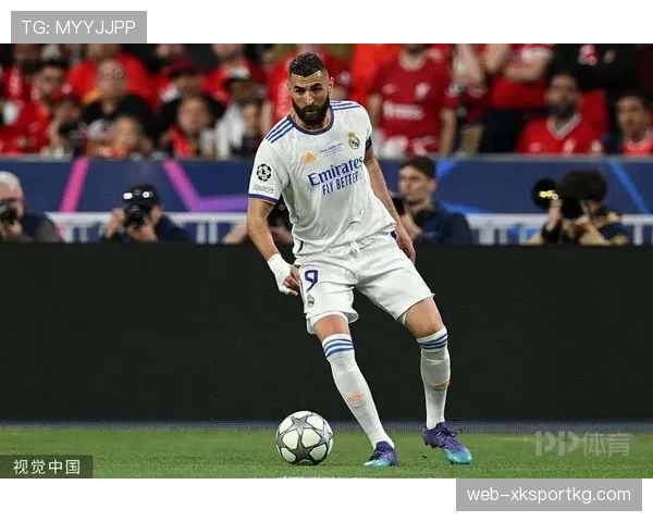 努涅斯与本泽马的技术差距在哪：终结效率与支点作用的对比分析